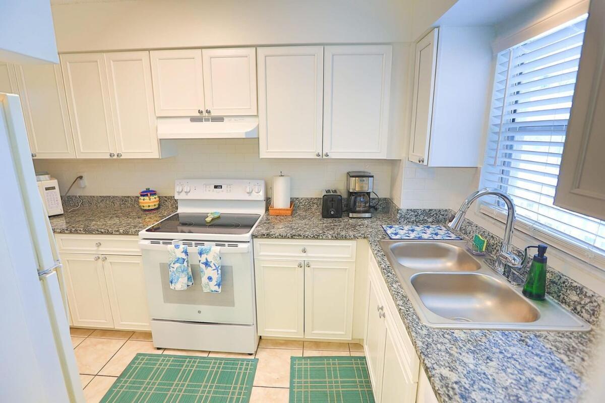 Updated Condo With Pool, Walk To Crescent Beach & Restaurants! Sarasota Exterior photo