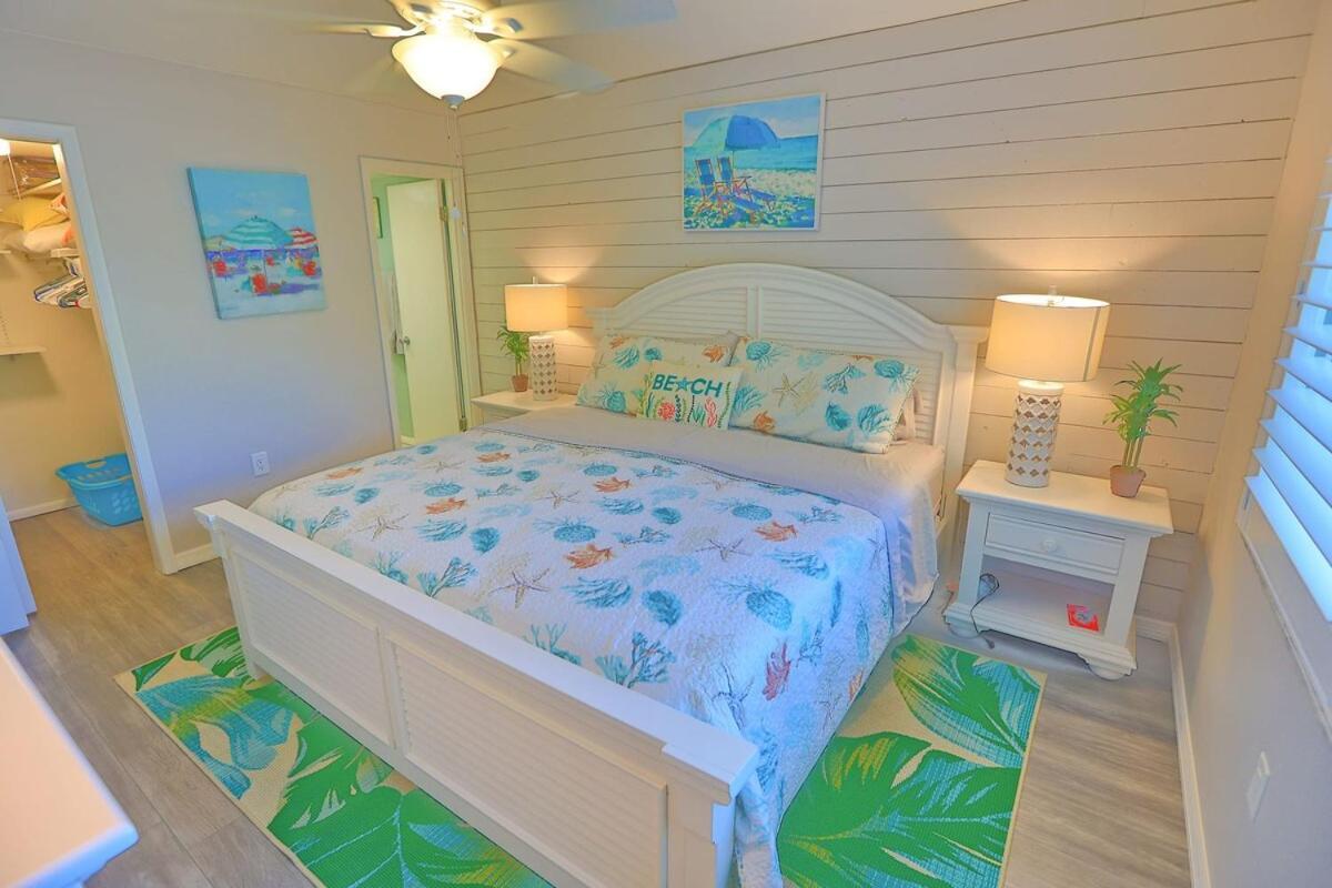 Updated Condo With Pool, Walk To Crescent Beach & Restaurants! Sarasota Exterior photo