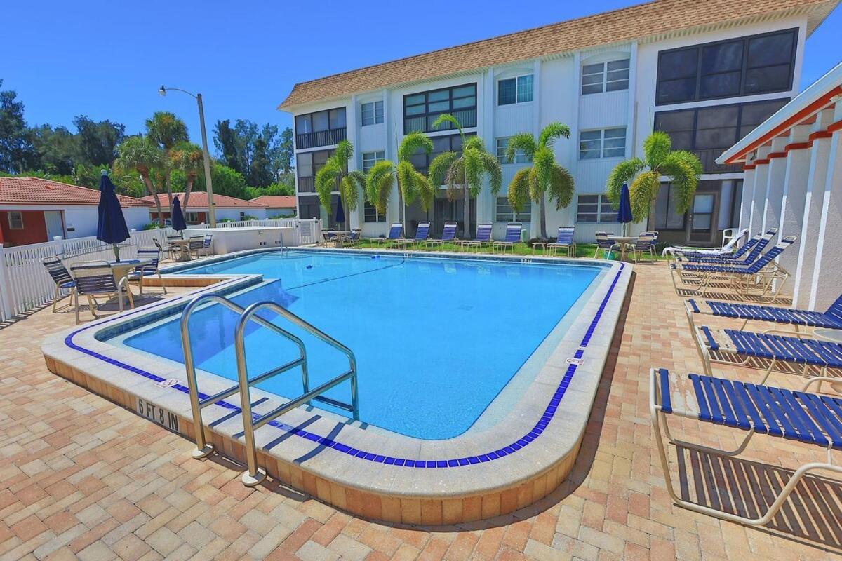 Updated Condo With Pool, Walk To Crescent Beach & Restaurants! Sarasota Exterior photo