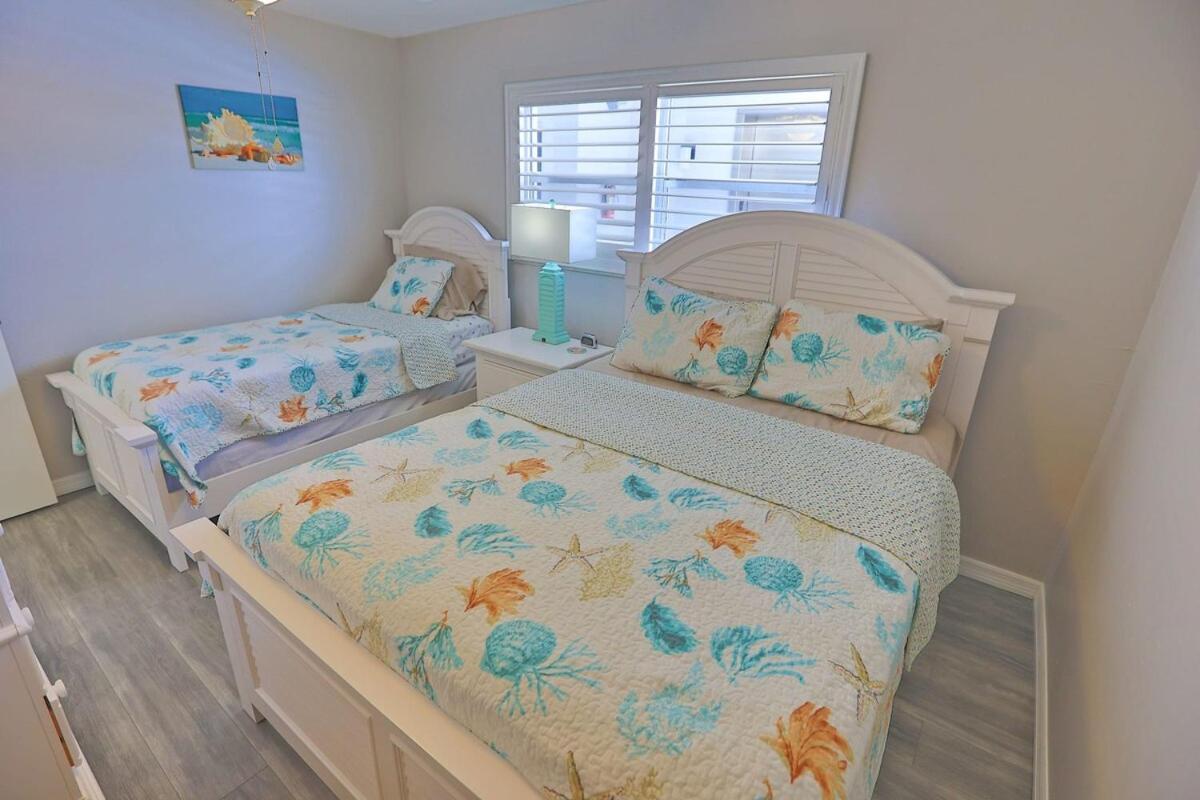 Updated Condo With Pool, Walk To Crescent Beach & Restaurants! Sarasota Exterior photo