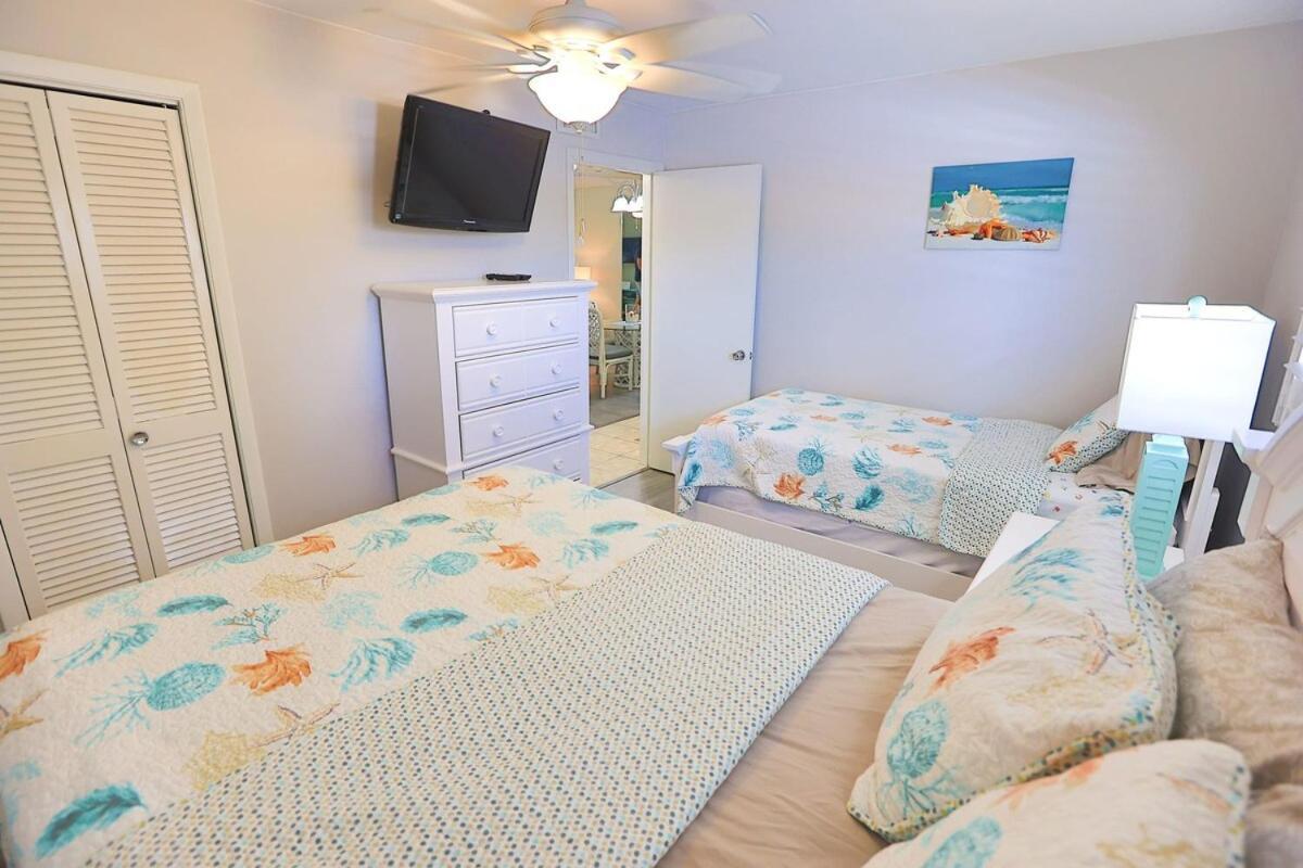 Updated Condo With Pool, Walk To Crescent Beach & Restaurants! Sarasota Exterior photo